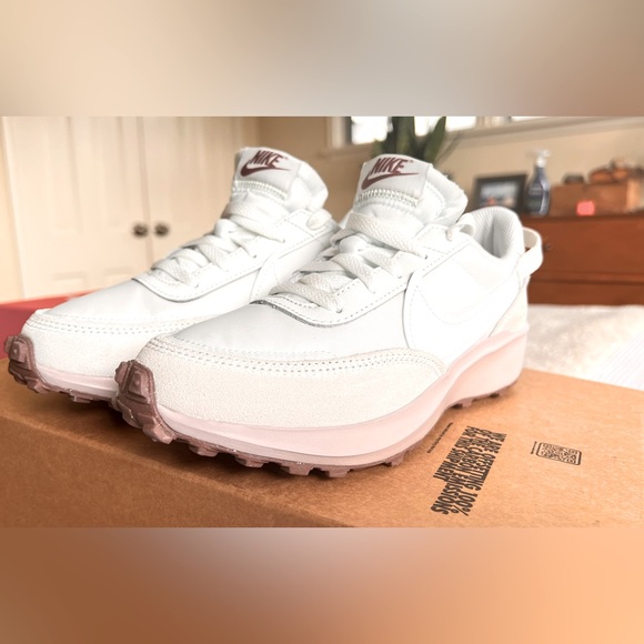 Nike Women's Waffle Debut Sneaker Summit White - Picture 1 of 7